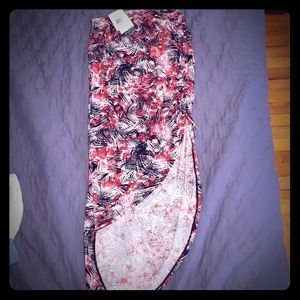 Guess skirt that cinchs at the side for a slit